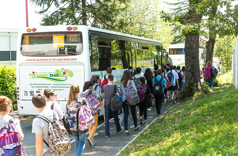 Hiruak Bat transporte vos enfants