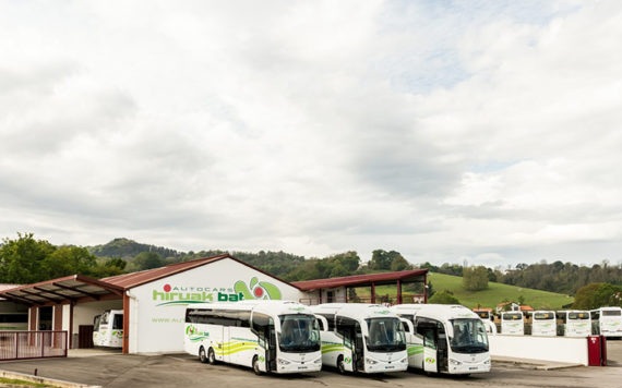 Hiruak Bat, autocariste au Pays Basque